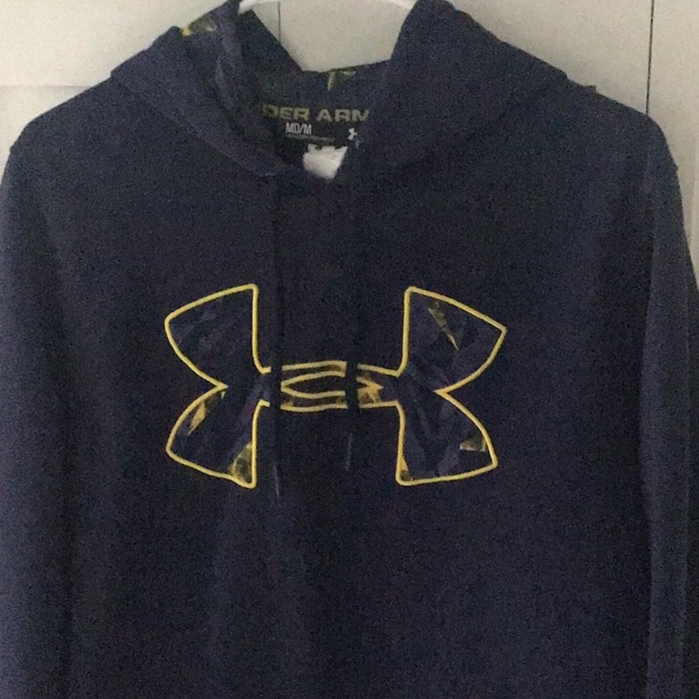 Mens. Medium Under Armour hoodie